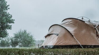 【雨キャンプ対策】濡らさない動線と撤収テク｜家族キャンプ完全ガイド