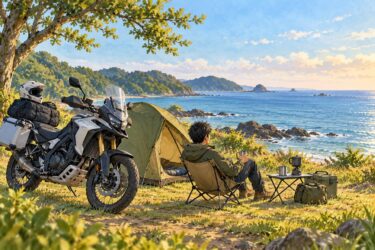 停車したバイクと小さなテントで休むライダーの一般的なAIイラスト。実在施設ではありません